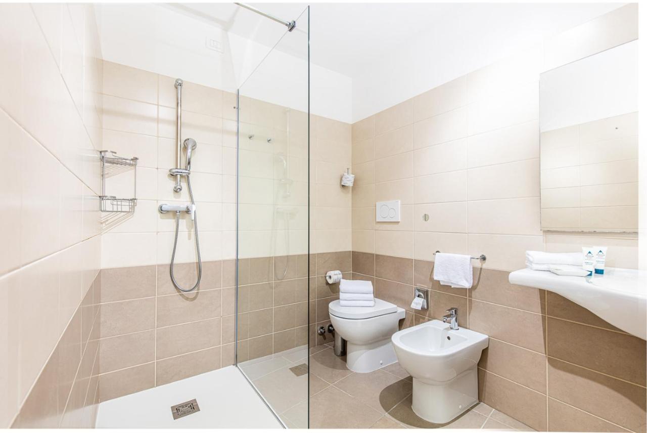 Camera Quadrupla Premium con Balcone e Vista Mare