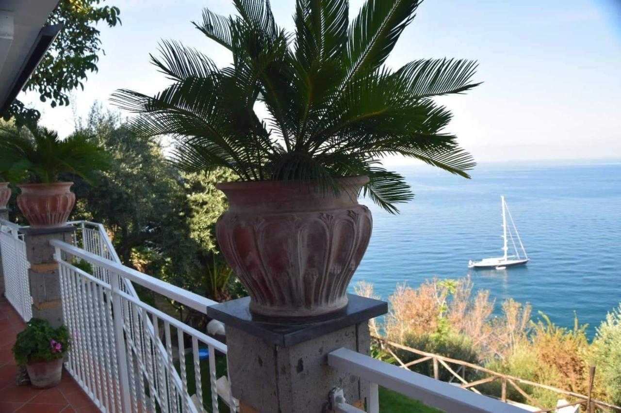 Camera Matrimoniale con Balcone e Vista Mare