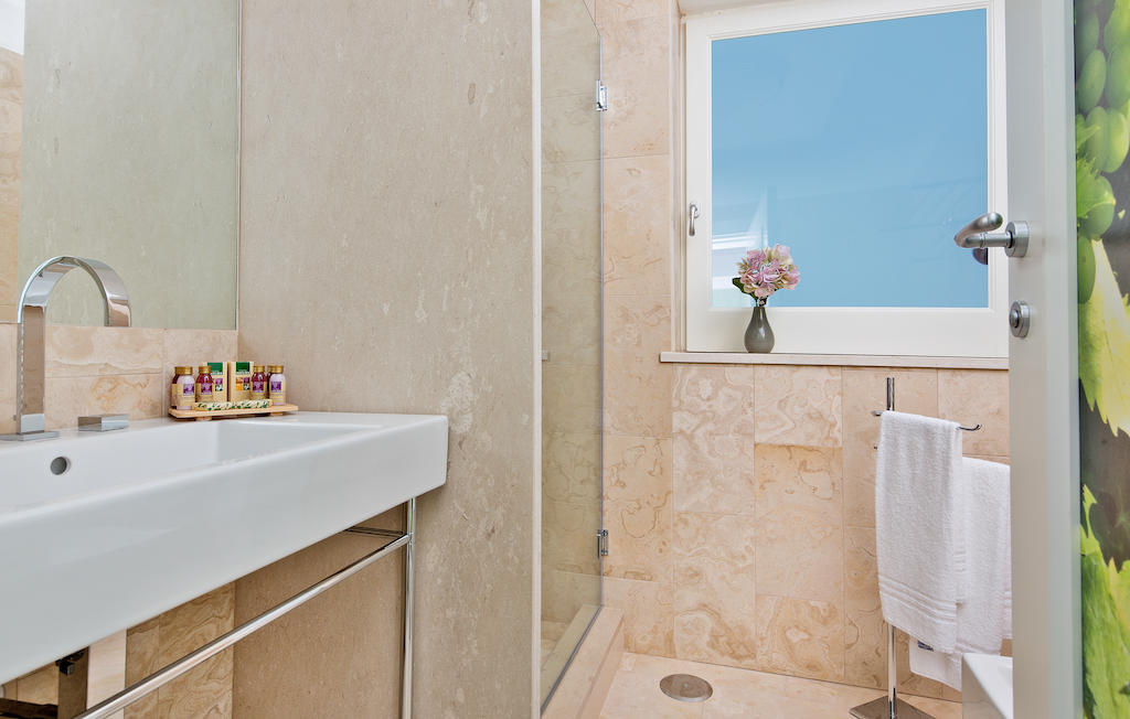 Deluxe Double or Twin Room,107218626:JPEG