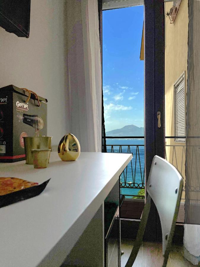 Camera Matrimoniale con Balcone e Vista Mare