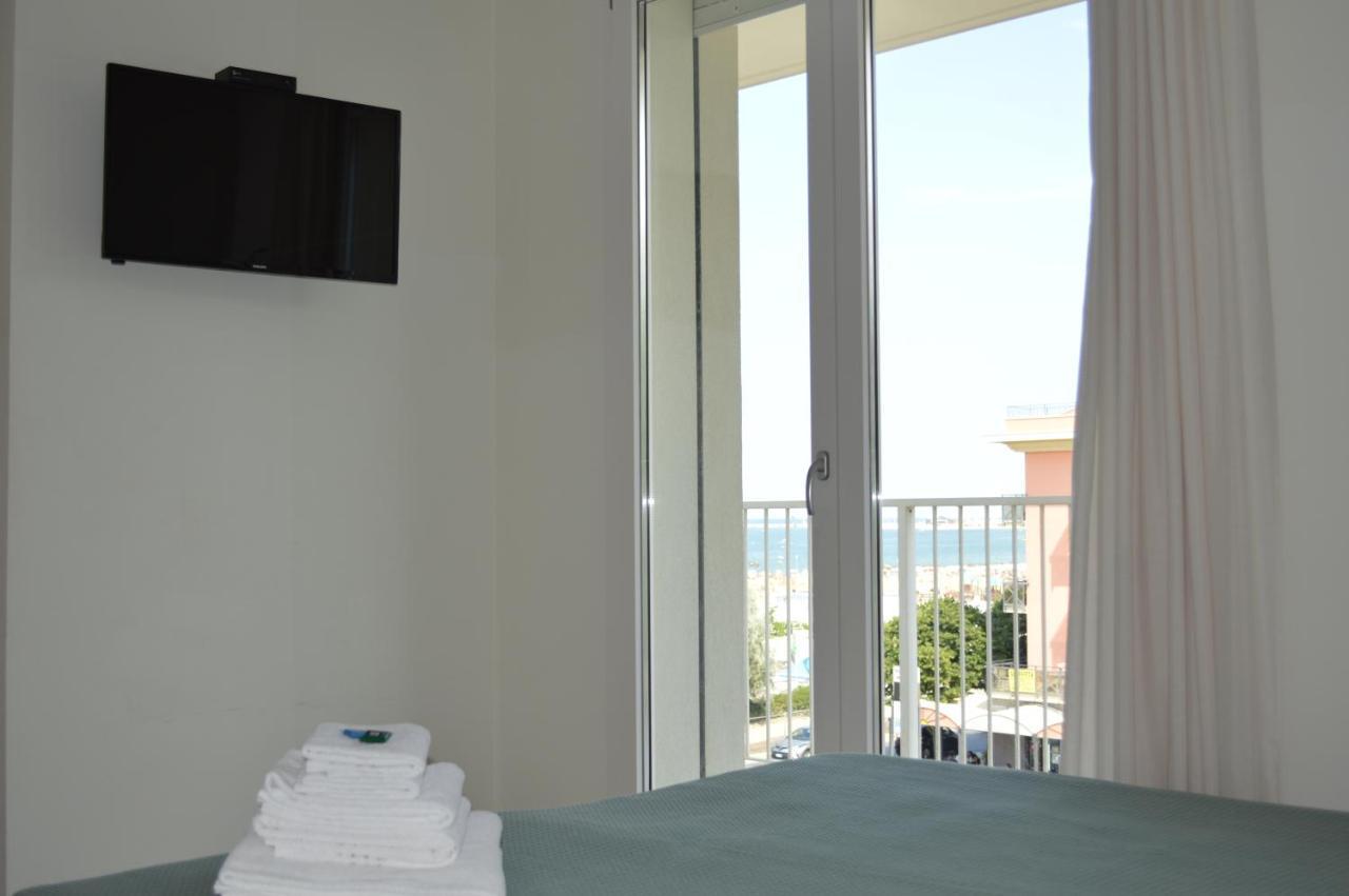 Camera Matrimoniale con Balcone e Vista Mare
