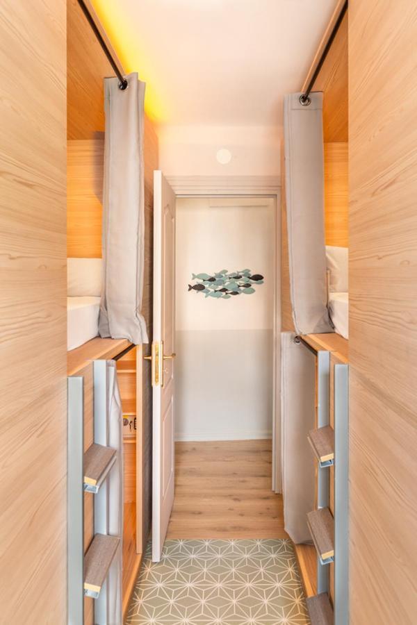 Posto Letto in Dormitorio Misto con 4 Letti