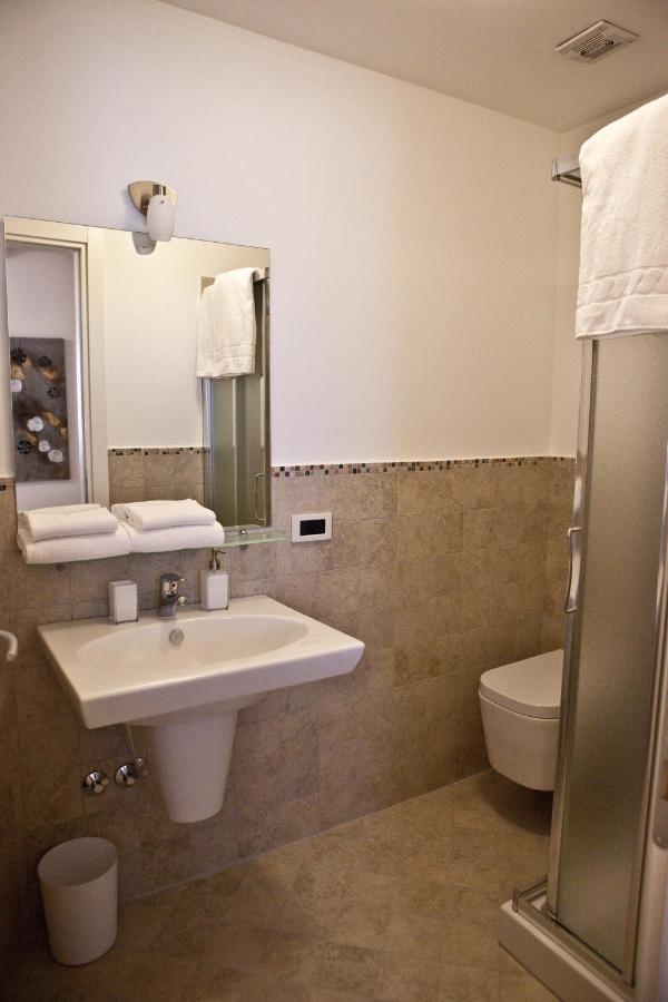 Camera Matrimoniale/Doppia con Letti Singoli con Bagno