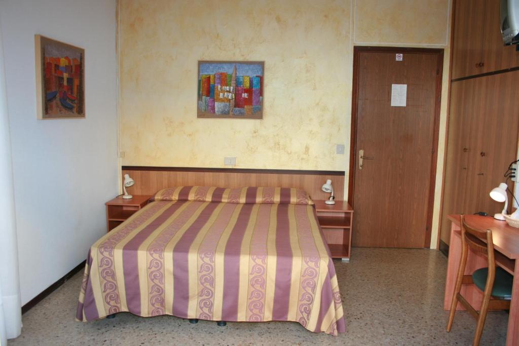 Double or Twin Room,136495659:JPEG