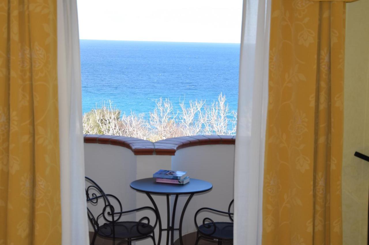 Camera Matrimoniale con Balcone e Vista Mare