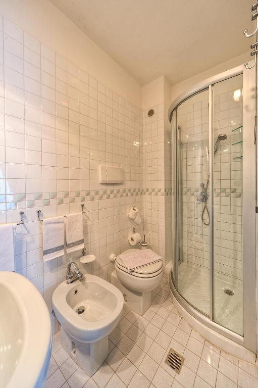 Camera Matrimoniale/Doppia con Letti Singoli con Letto Supplementare e Vista Mare