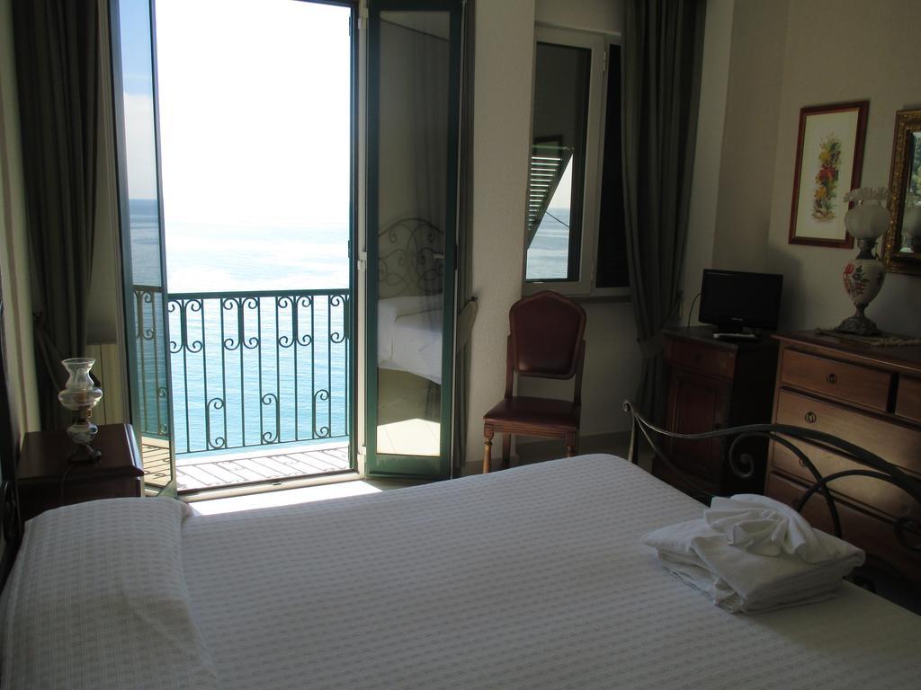 Camera Tripla con Balcone e Vista Mare
