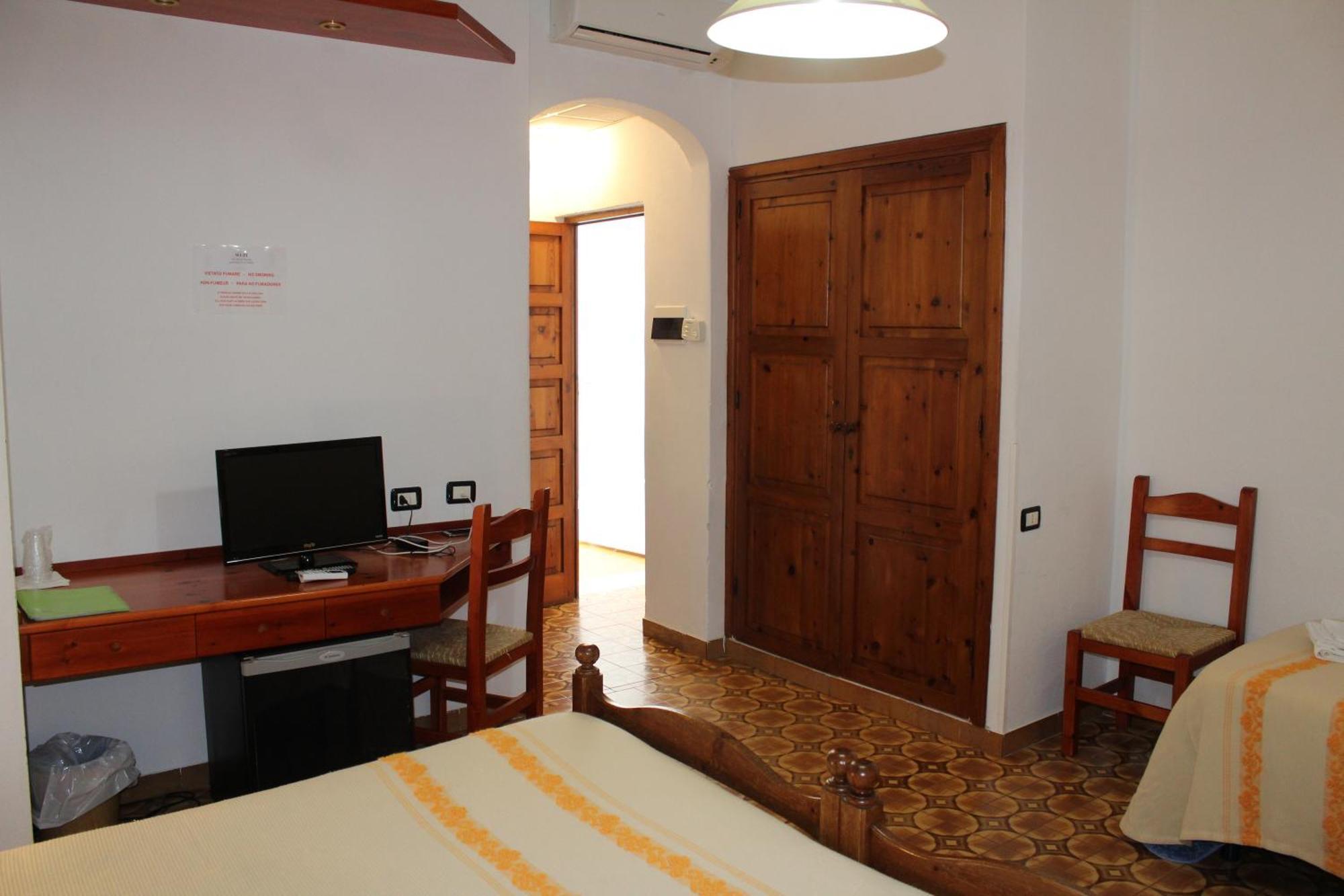 Quadruple Room,681744204:JPEG
