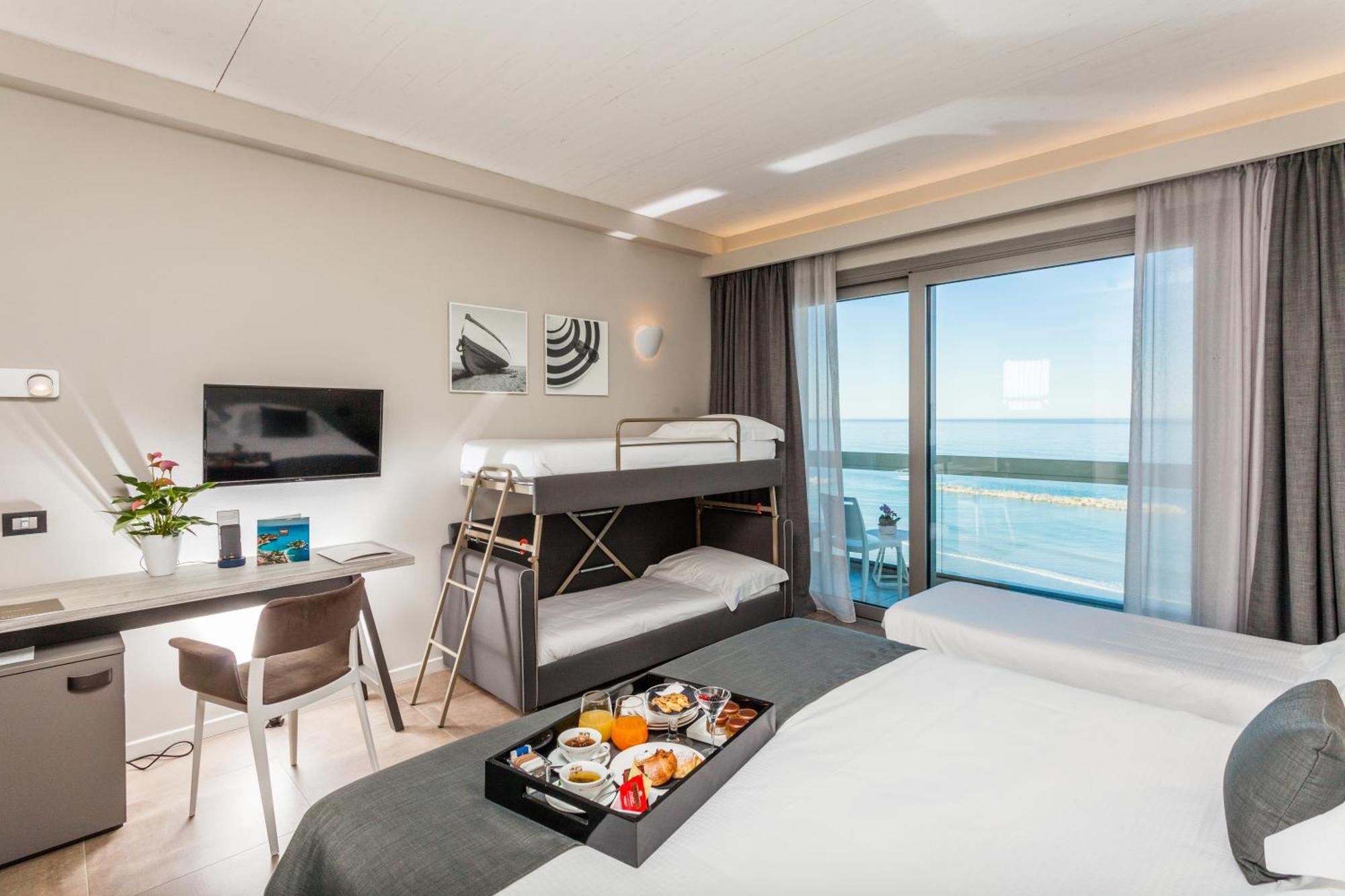 Camera Familiare con Vista Mare