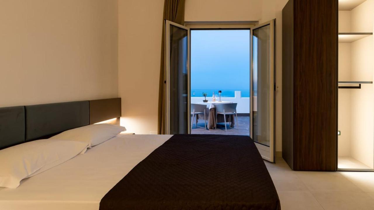 Camera Matrimoniale con Vista Giardino