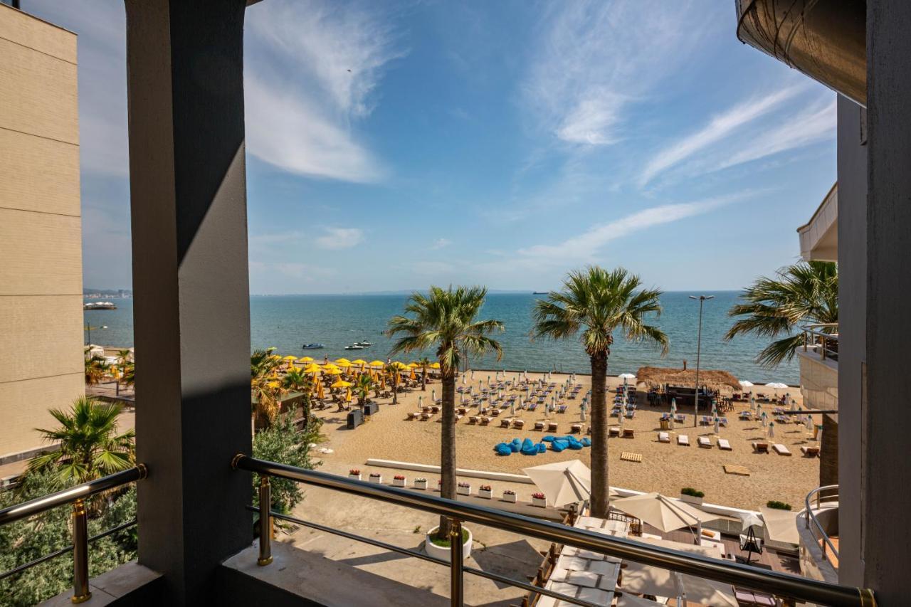 Suite Familiare Deluxe con Balcone e Vista Mare Laterale