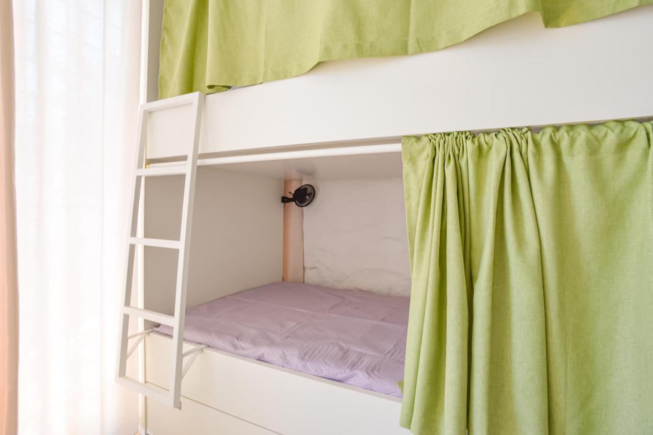 Posto Letto in Dormitorio Femminile con 6 Letti