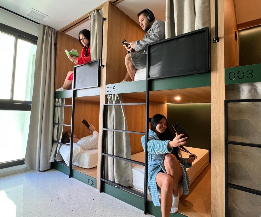 Posto Letto in Dormitorio Misto con 18 Letti e Bagno