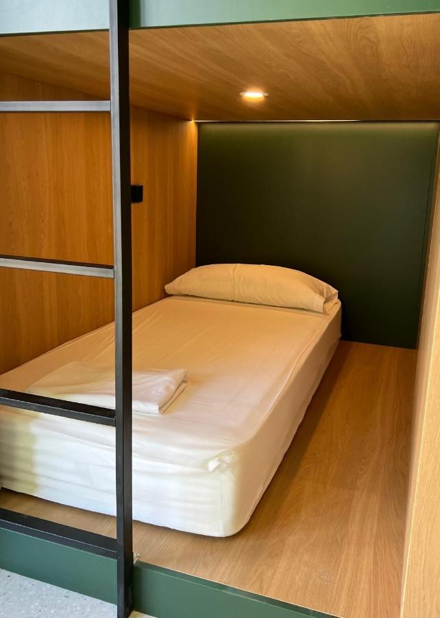 Posto Letto in Dormitorio Misto con 10 Letti e Lavabo