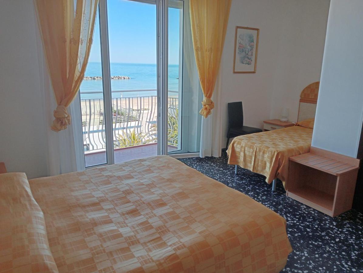 Camera Tripla Superior con Vista Mare