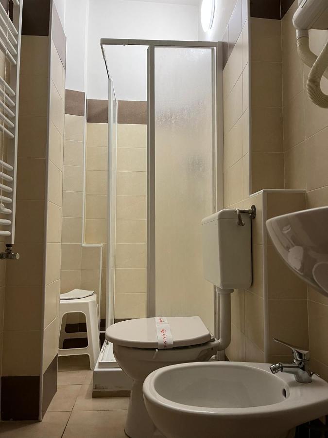Single Room Bathroom,1333743998:JPEG