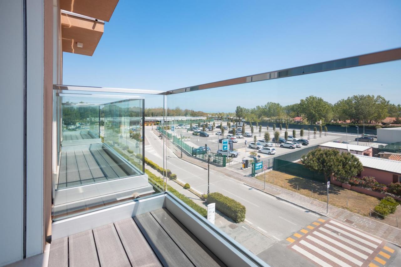 Camera Familiare con Balcone e Accesso alla Spiaggia