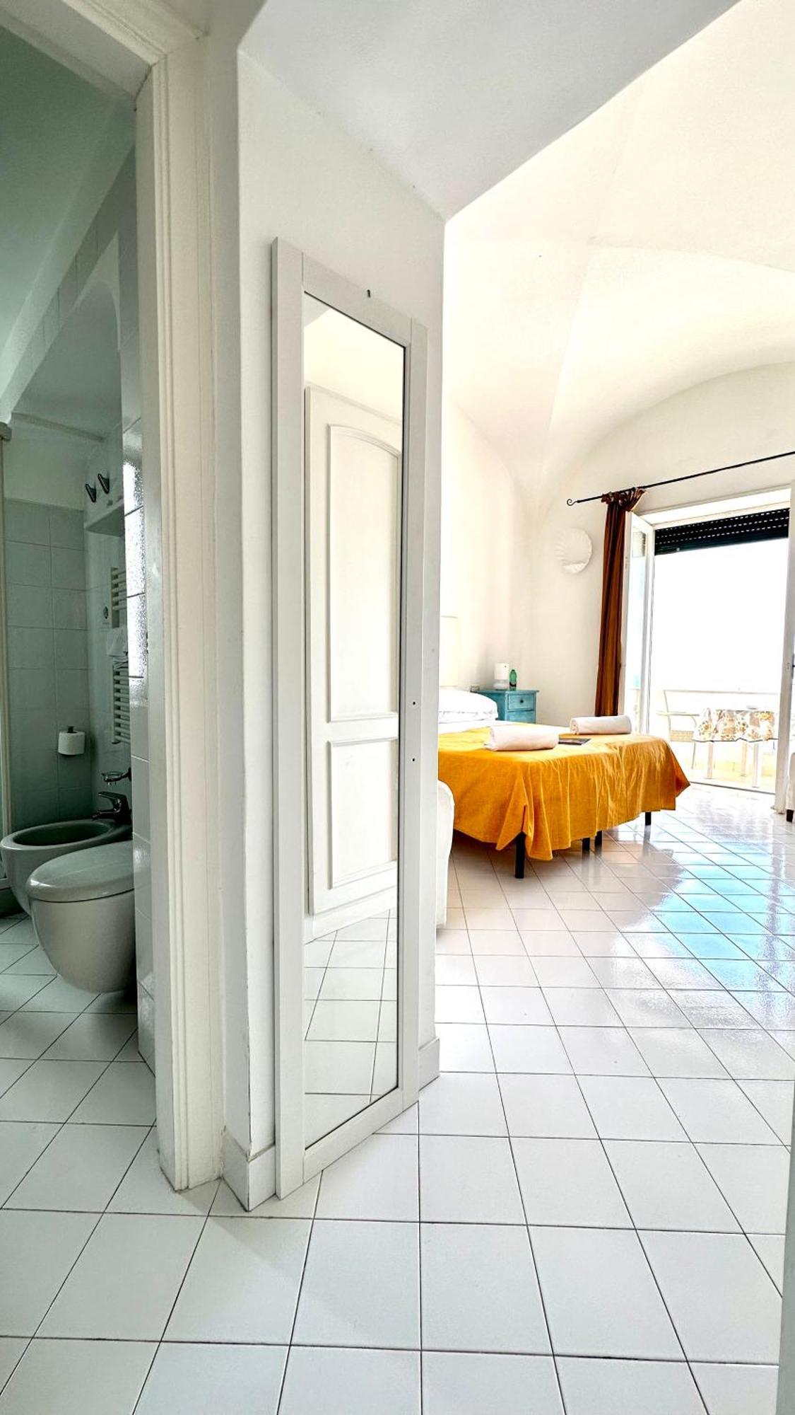 Camera Matrimoniale Deluxe con Balcone e Vista Mare