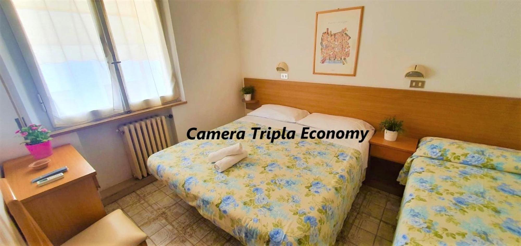 Camera Tripla Economy