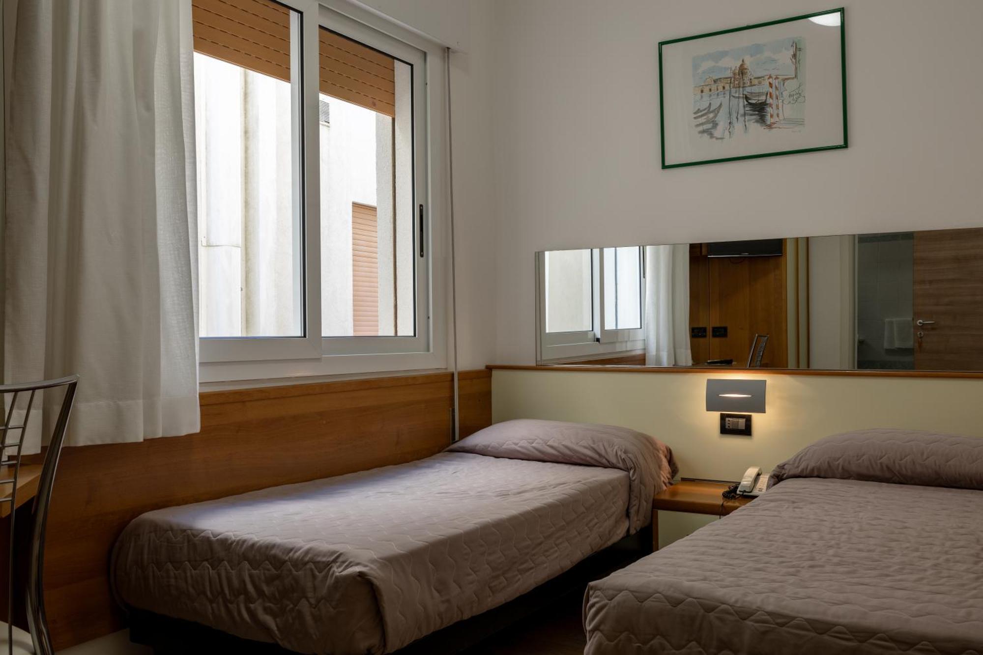 Small Twin Room,1588128435:JPEG