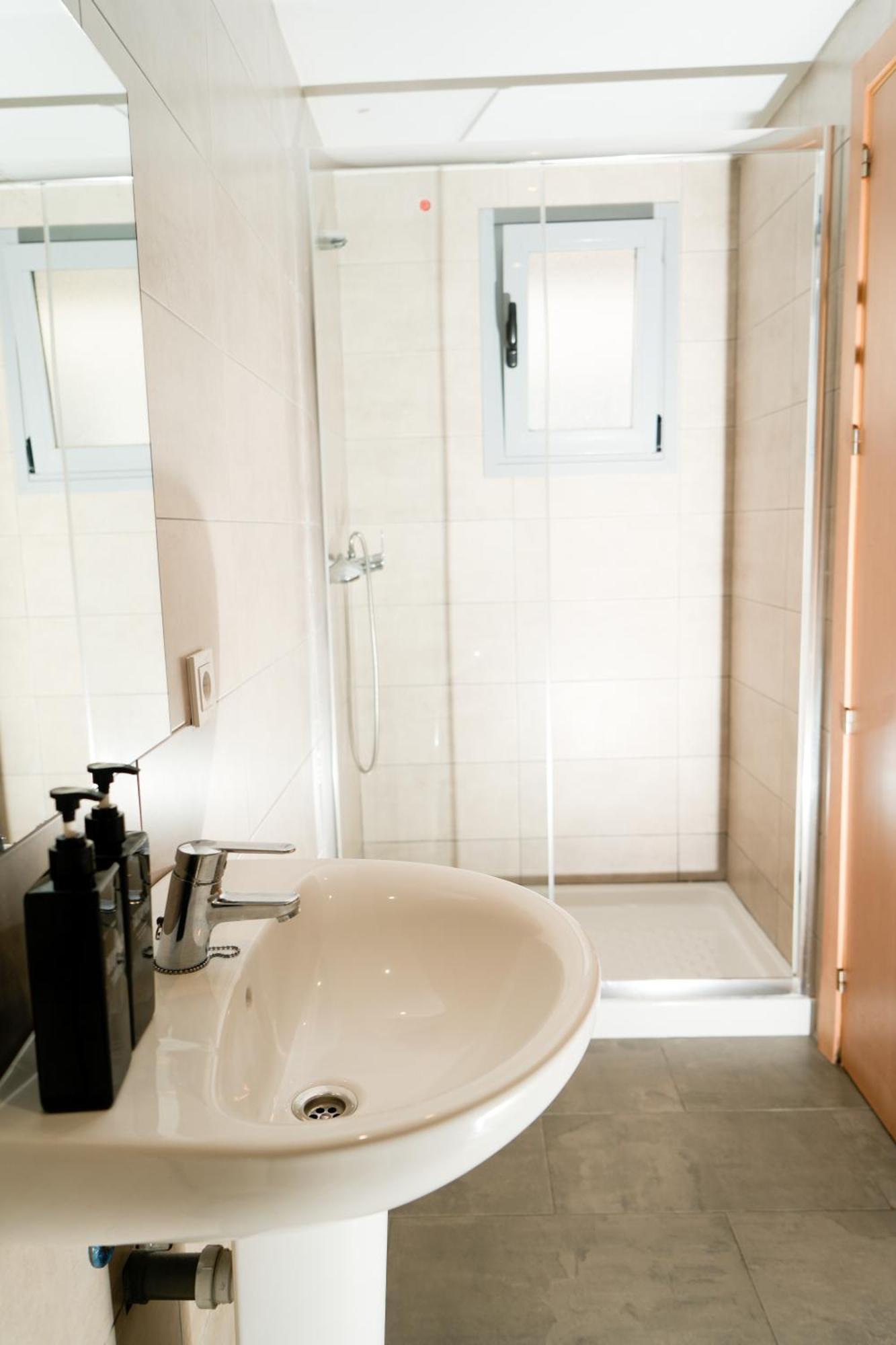 Quadruple Room Private Bathroom,1594732211:JPEG