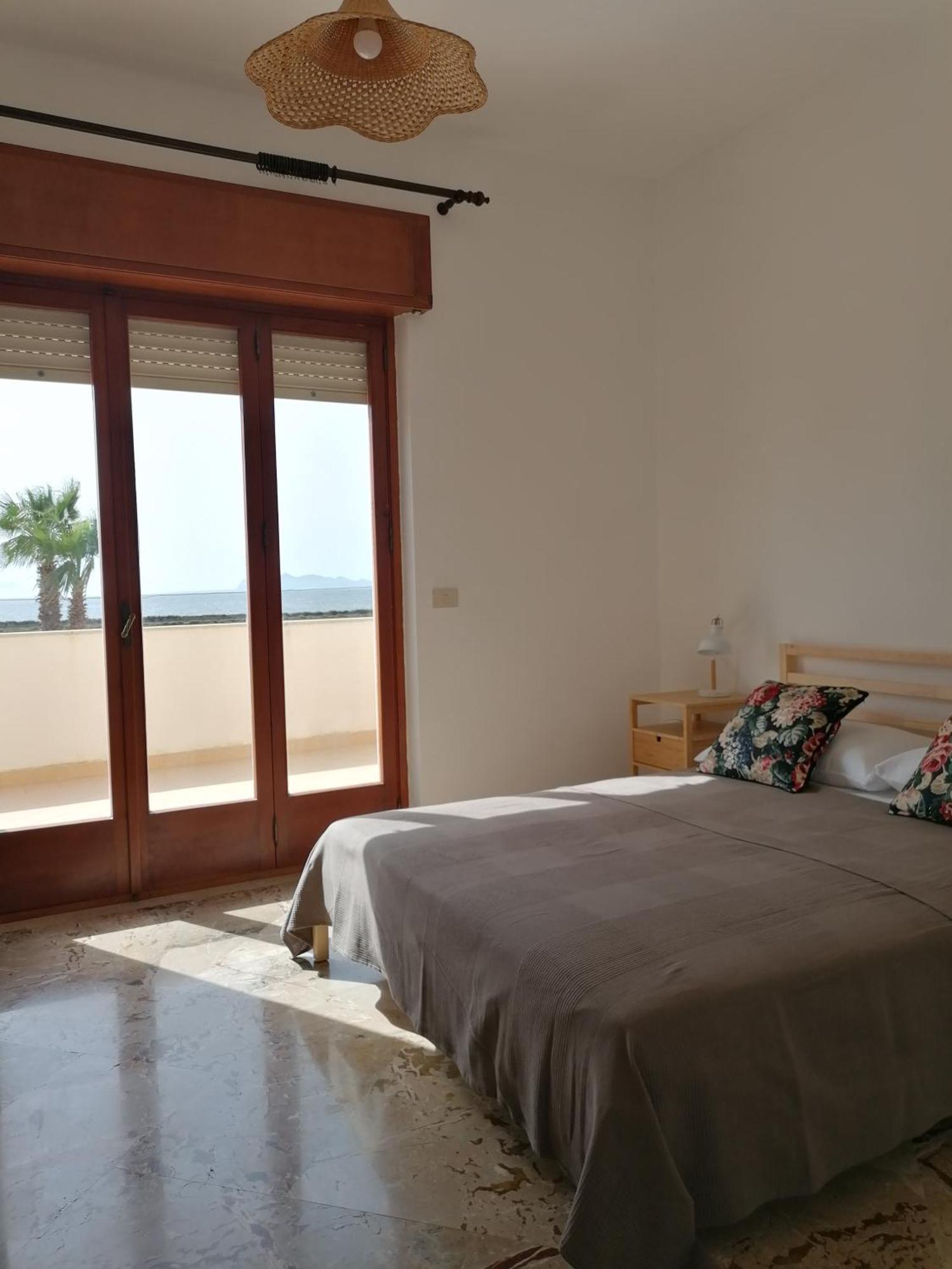 Camera Matrimoniale con Balcone e Vista Mare