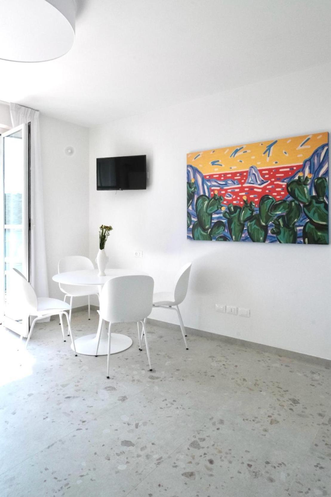 Superior One-Bedroom Apartment Balcony,1665412679:JPEG