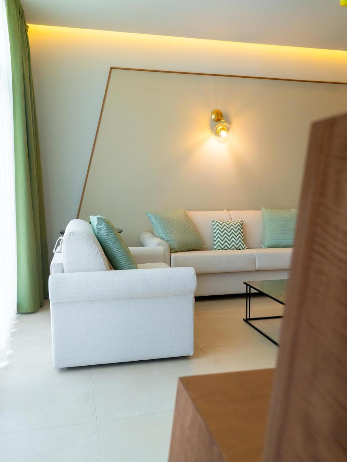 Suite with Private Pool,1672585603:JPEG