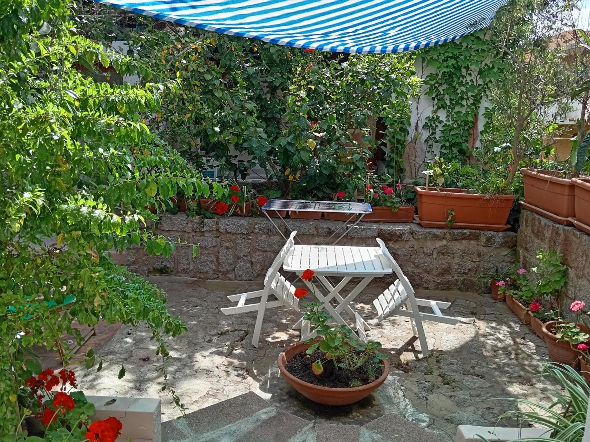 Camera Matrimoniale con Vista Giardino