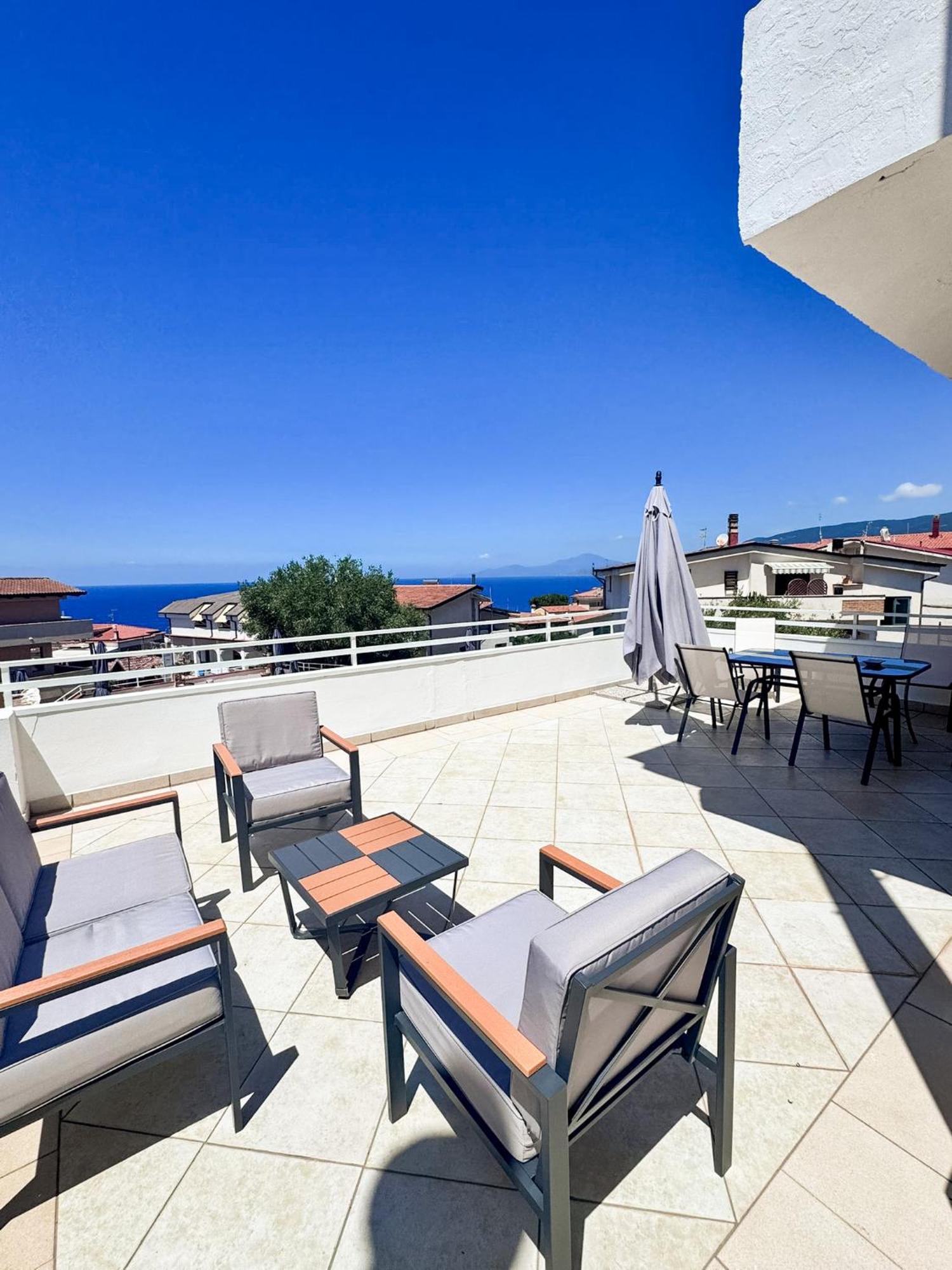Appartamento con 2 Camere da Letto, Terrazza e Vista Mare