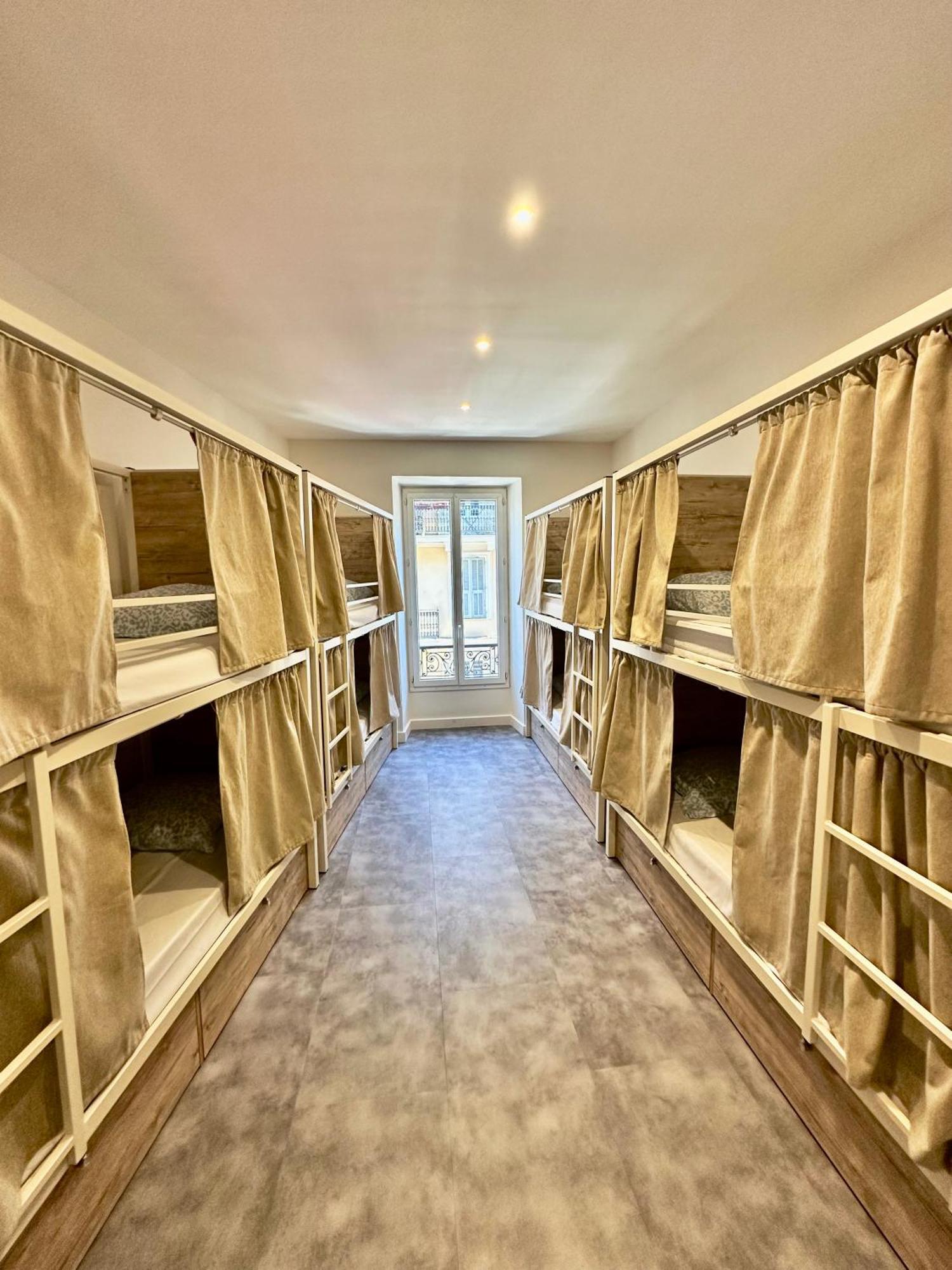Posto Letto in Dormitorio Misto con 10 Letti