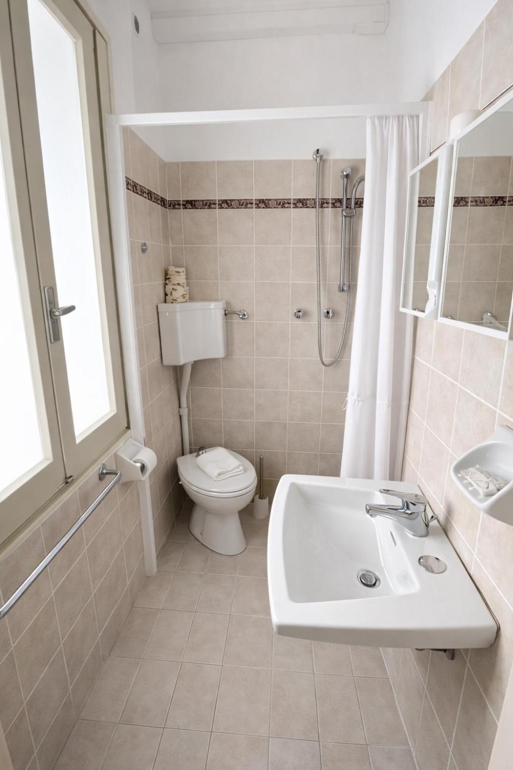 Camera Familiare con Bagno Privato