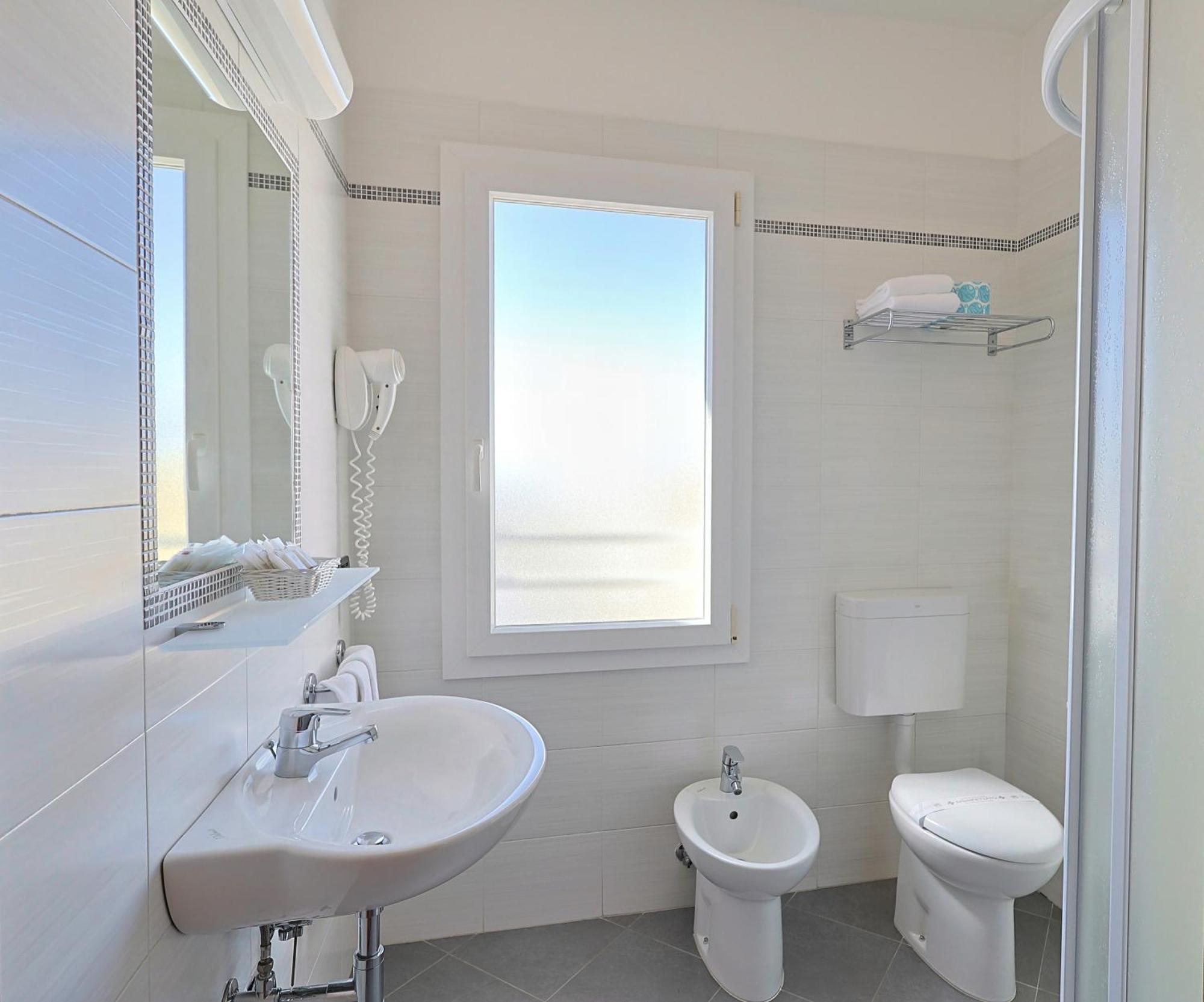 Camera Familiare con Balcone e Vista Mare Laterale