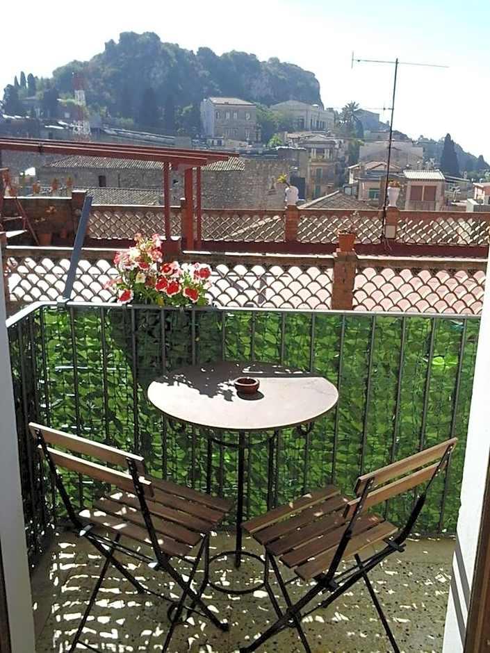 Camera Matrimoniale con Bagno Privato Esterno e Balcone