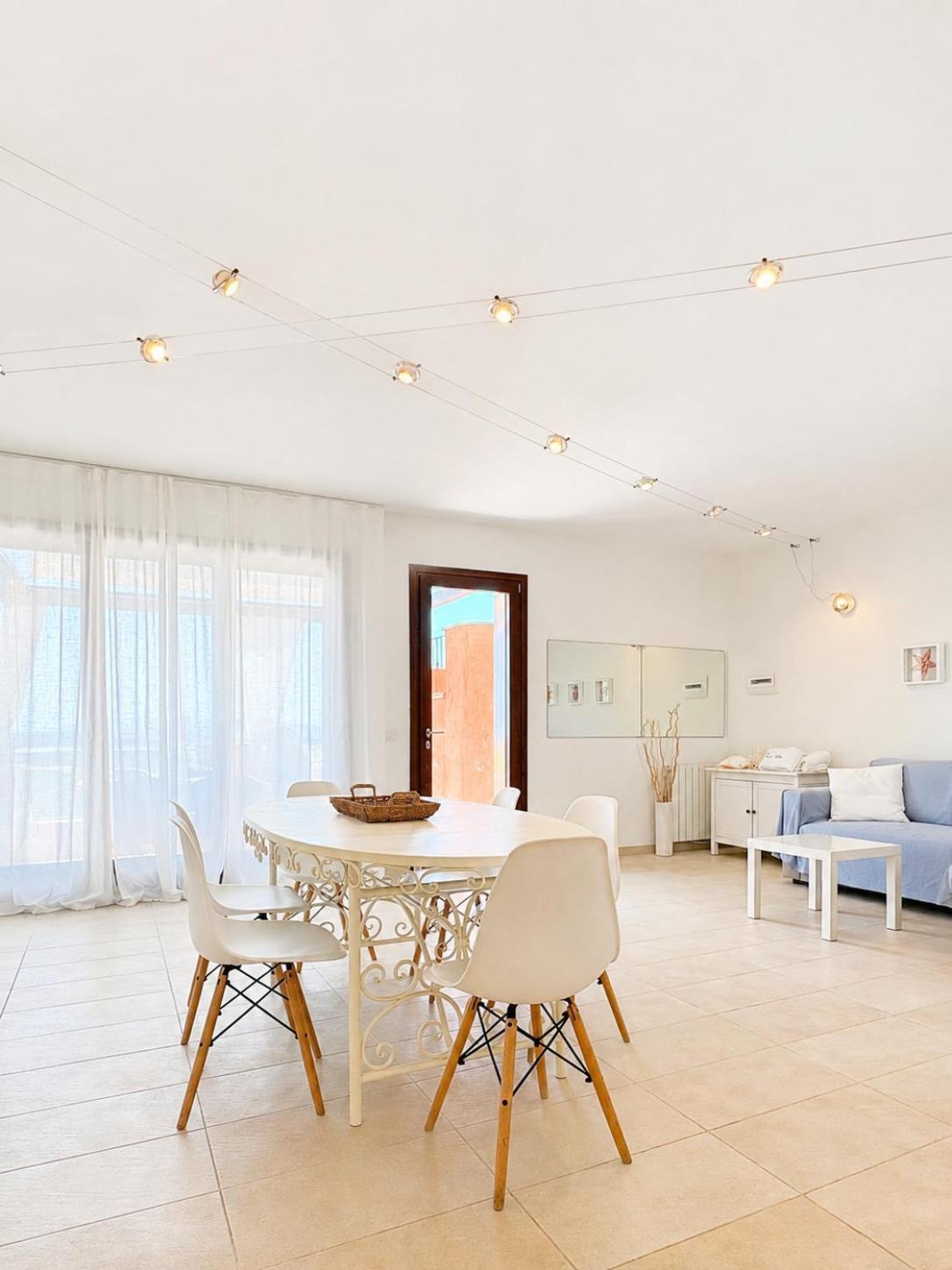 Ampio Appartamento con 2 Camere da Letto e Vista Mare