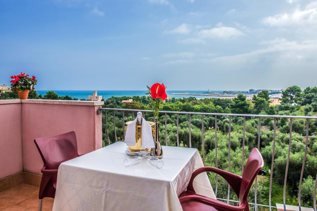 Camera Matrimoniale con Balcone e Vista Mare