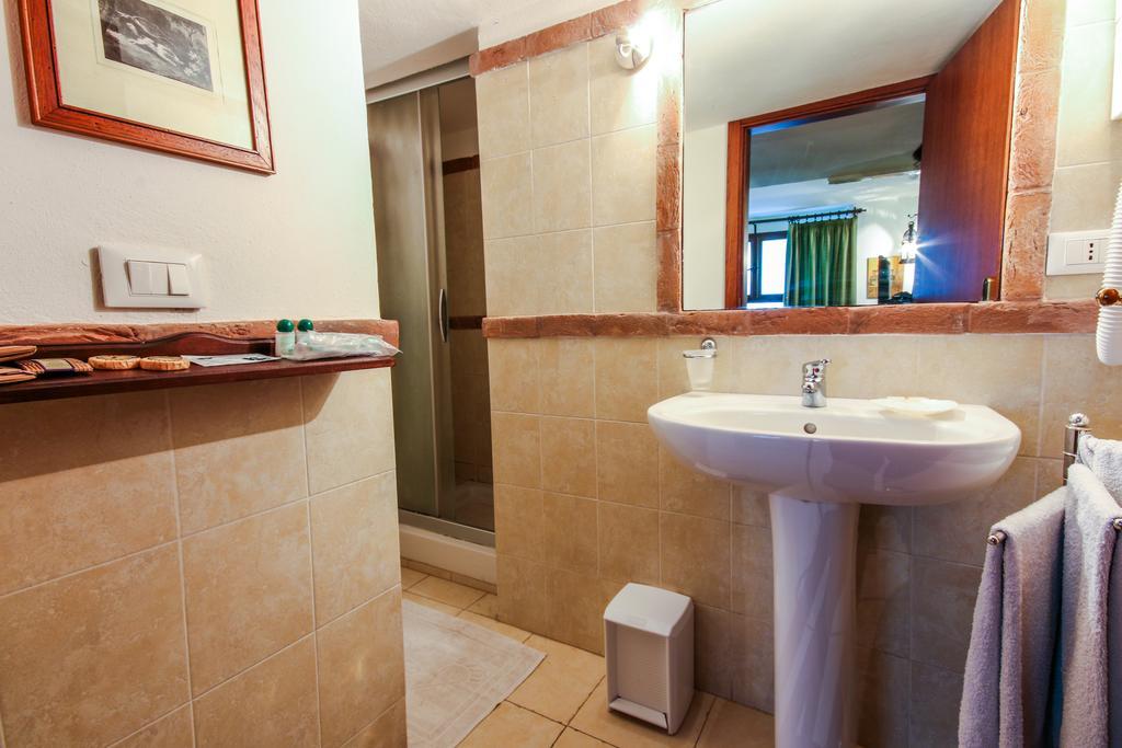 Camera Matrimoniale/Doppia con Letti Singoli con Bagno