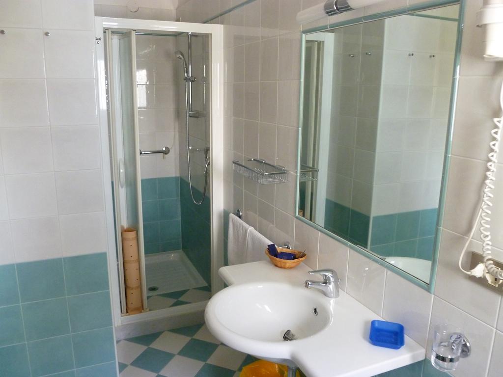 Camera Matrimoniale/Doppia con Letti Singoli con Vista Mare Laterale