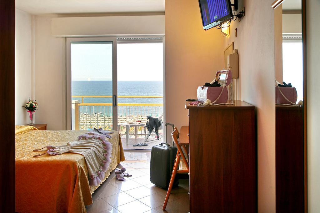 Camera Quadrupla Superior con Vista Fronte Mare