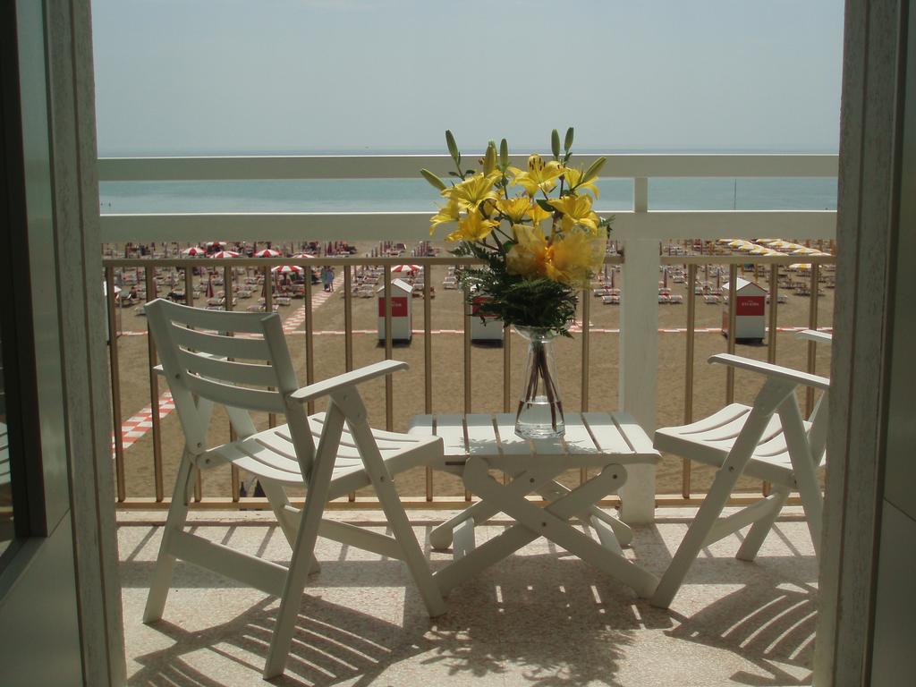 Camera Matrimoniale Deluxe con Balcone e Vista Mare