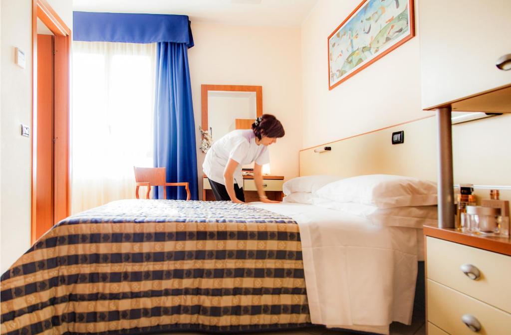 Family Room,27524792:JPEG