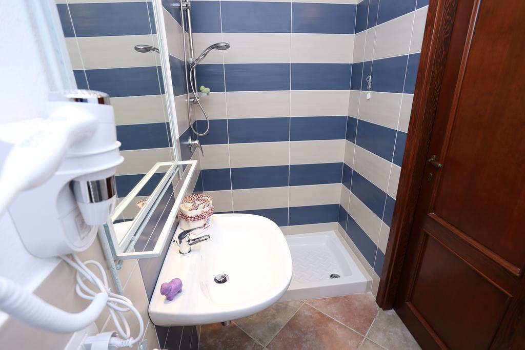 Camera Matrimoniale/Doppia con Letti Singoli con Bagno Privato