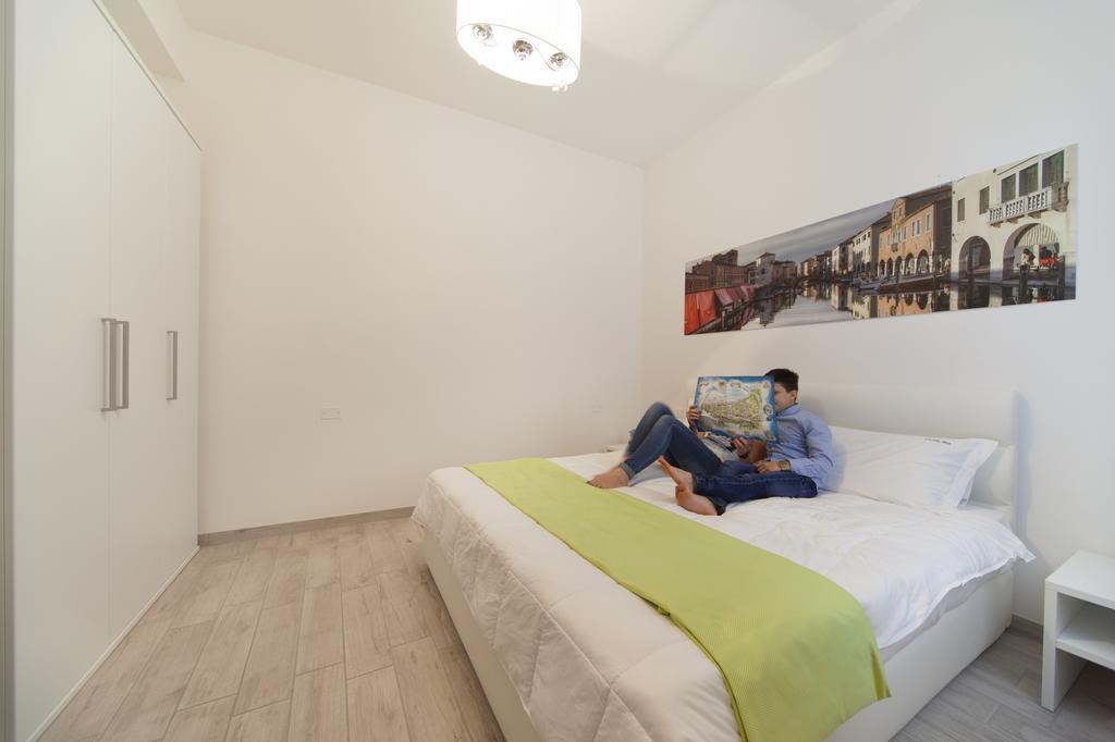 Single Room,685289349:JPEG