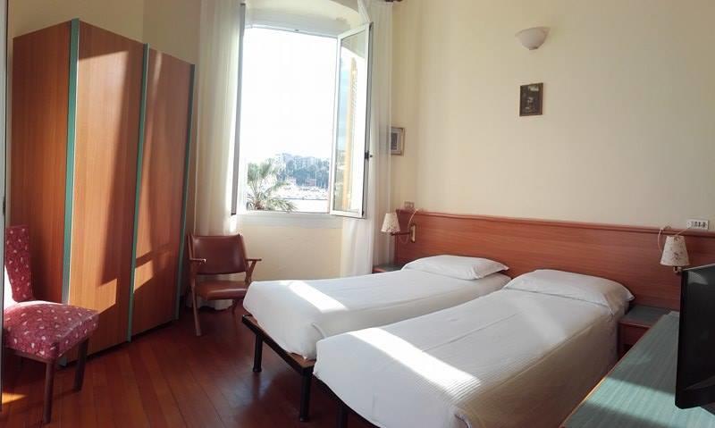 Camera Matrimoniale/Doppia con Letti Singoli con Vista Mare e Bagno Privato Interno