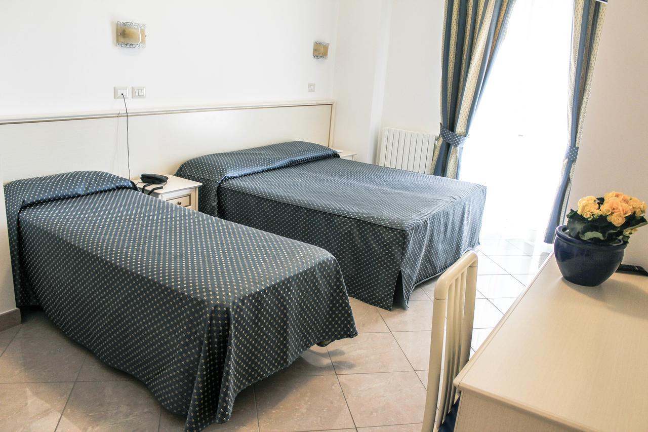 Triple Room,640241811:JPEG