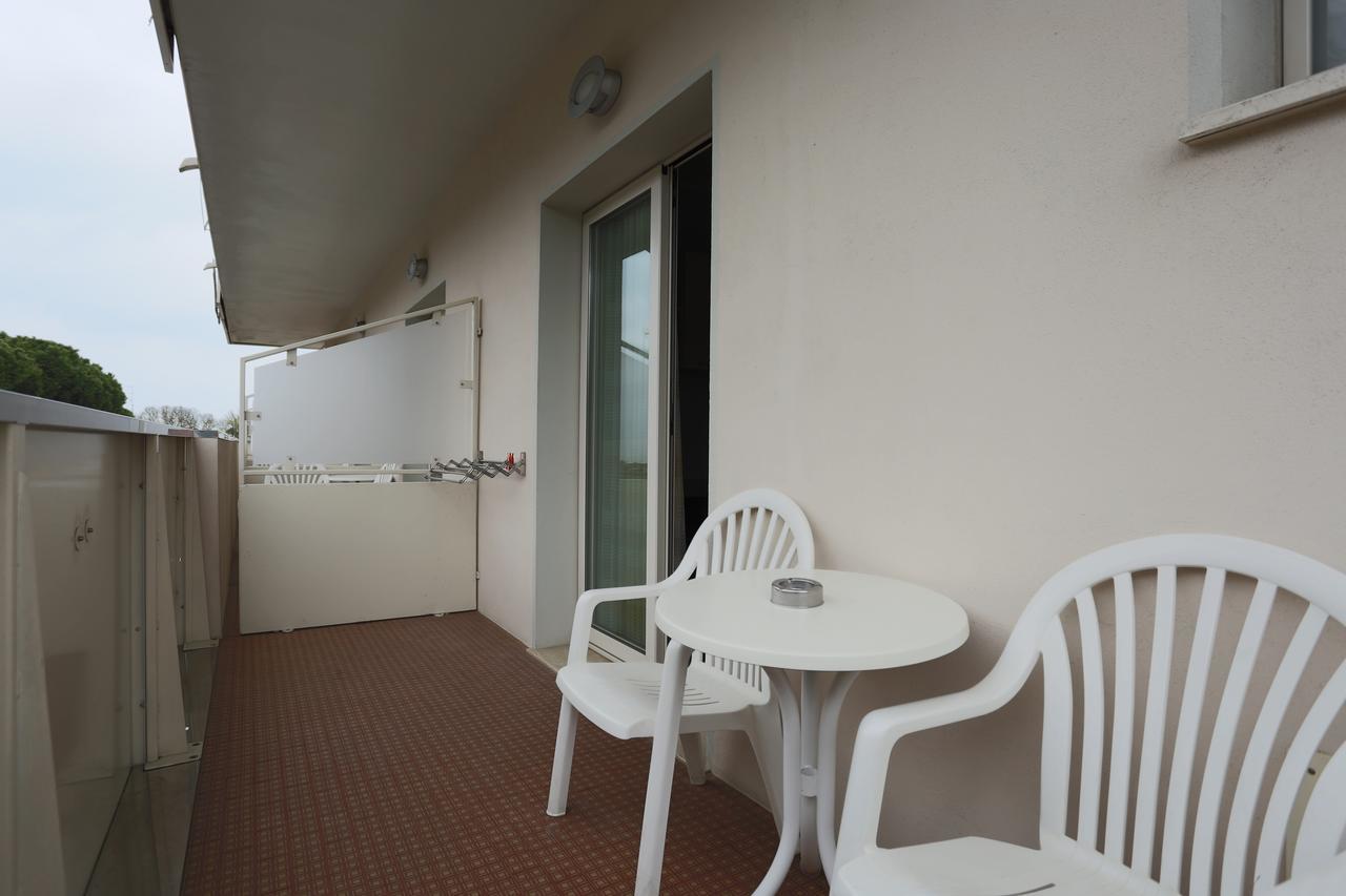 Family Room,640393824:JPEG