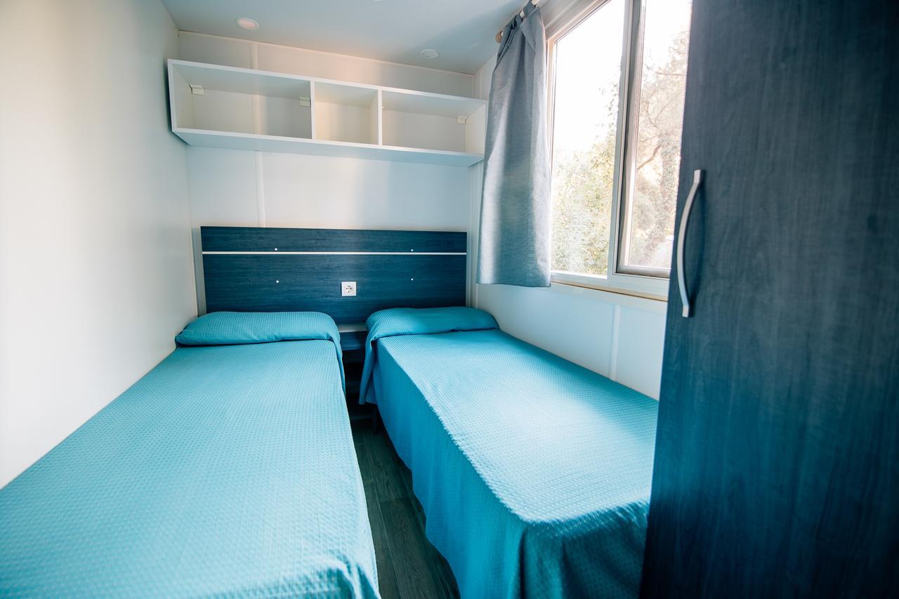 Small Mobile Home (4 Adults) with beach access,664197999:JPEG