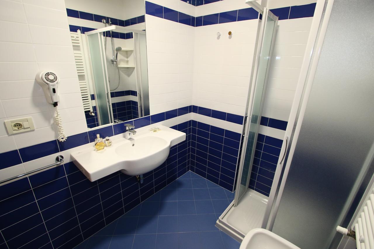 Camera Tripla Superior