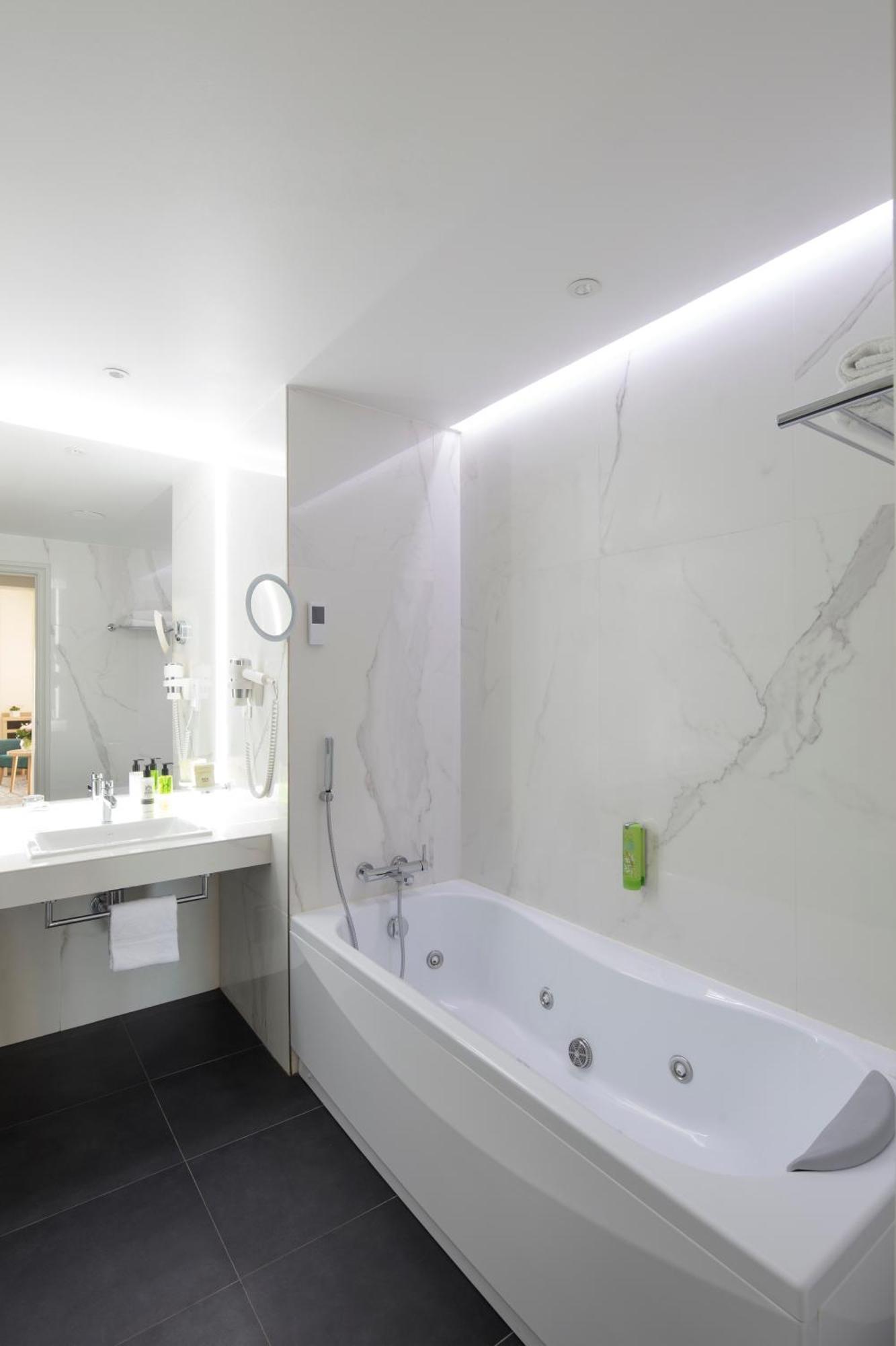 Deluxe Double Room,1037160496:JPEG