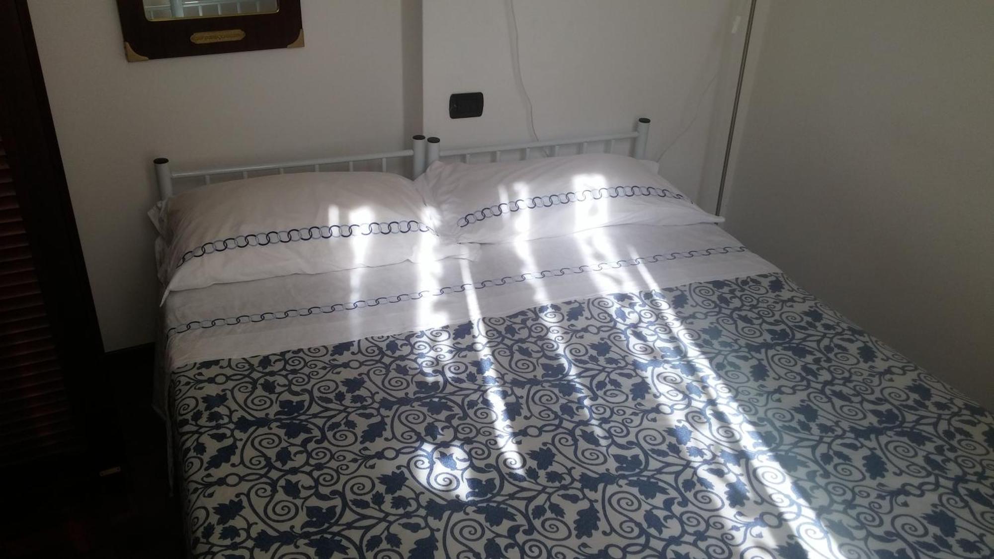 Small Double Room,701443528:JPEG